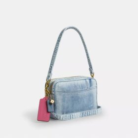 Carey-Umhängetasche aus „Loved Denim“ mit Anhängern