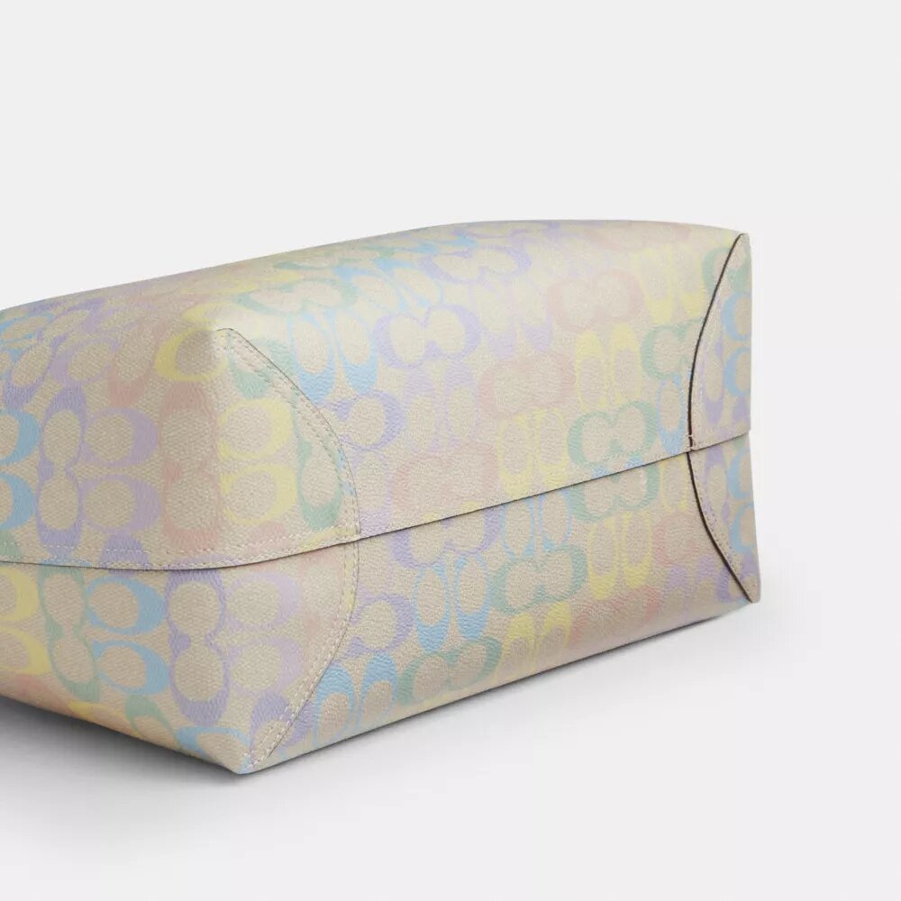 City-Tote-Bag aus „Rainbow Signature Canvas“