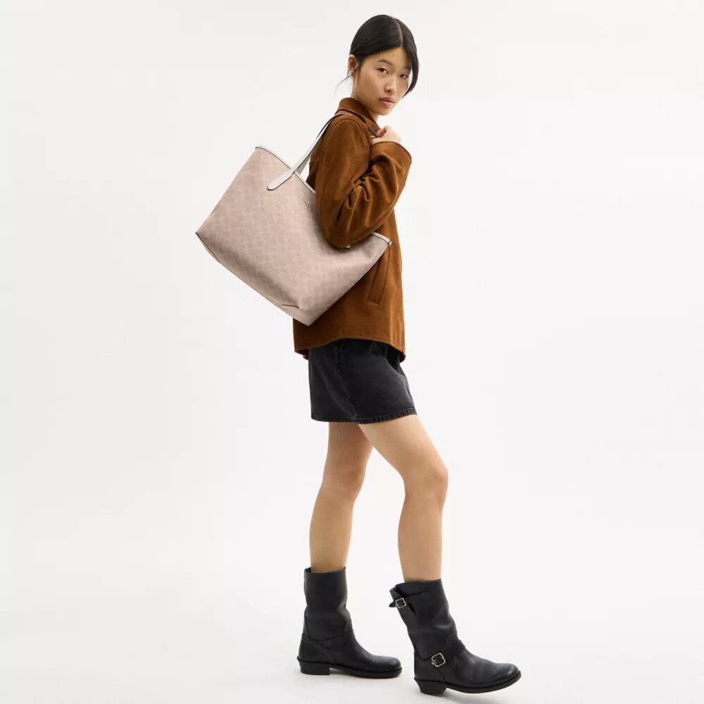 City-Tote-Bag aus Signature Canvas