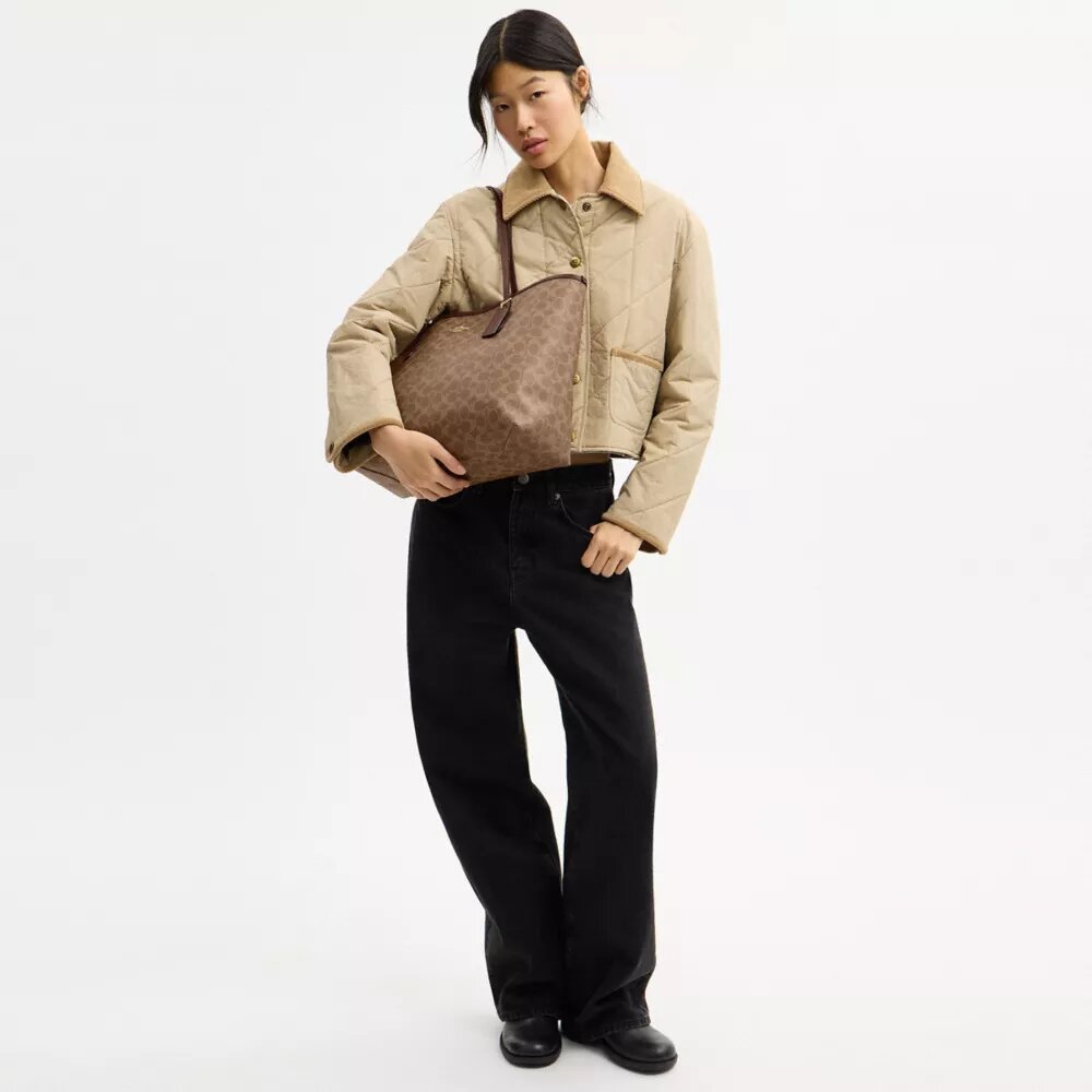City-Tote-Bag aus Signature Canvas