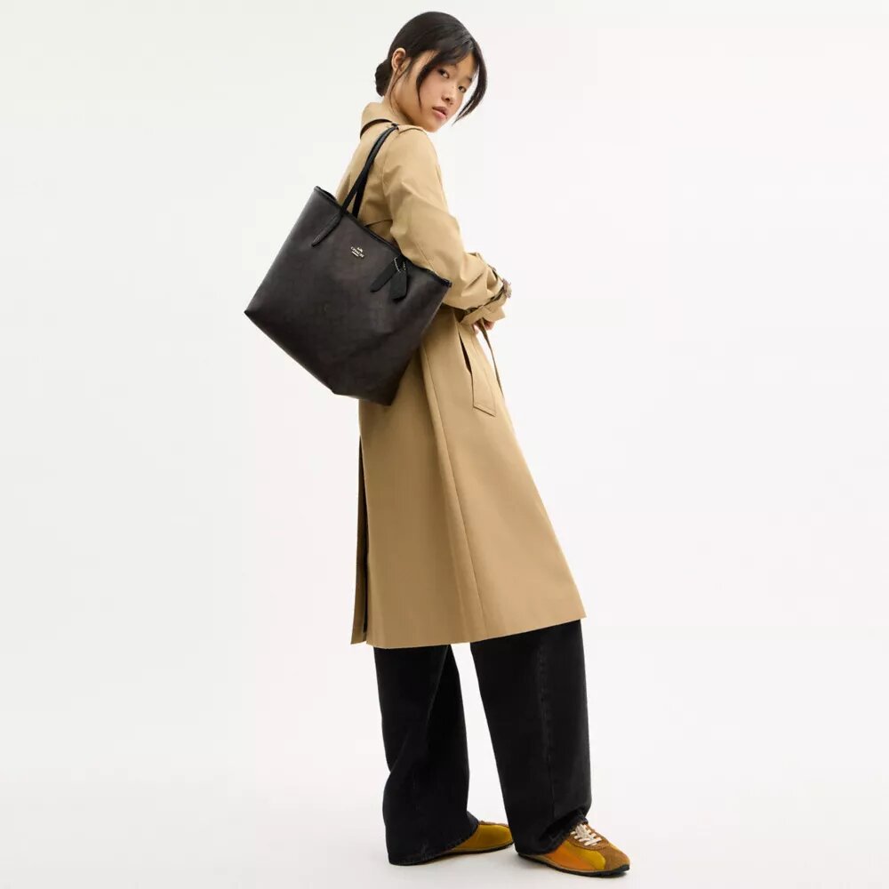 City-Tote-Bag aus Signature Canvas