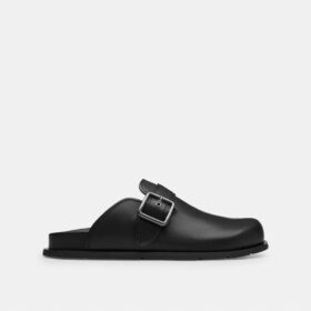 Clogs mit Schnalle