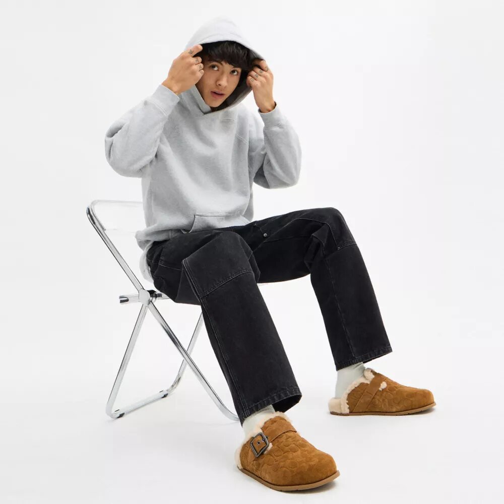 Clogs mit Schnalle im charakteristischen Design