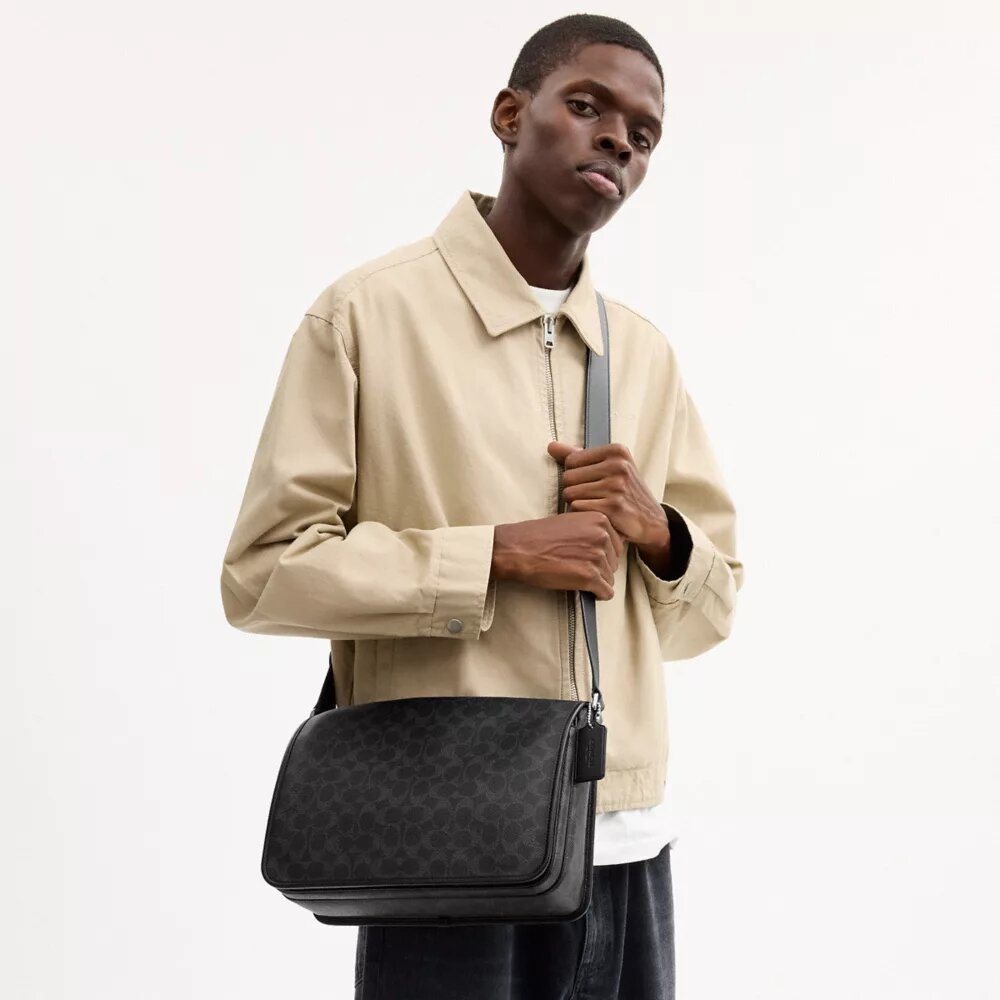 Colby Messenger-Tasche 32 aus Signature Canvas