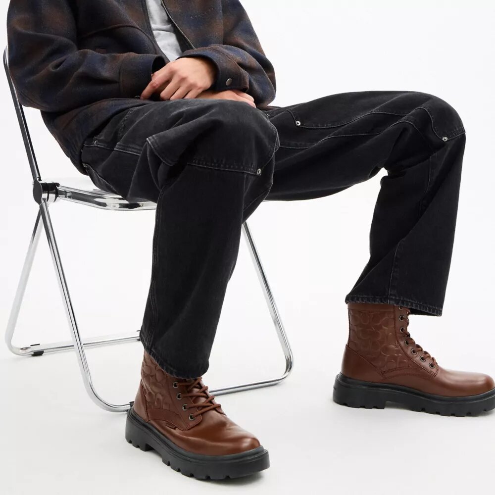 Combat-Boots aus charakteristischem Leder
