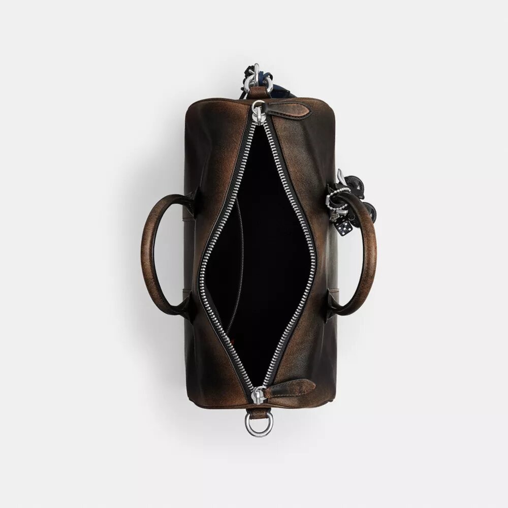 Compass Bag 35 aus Used-Leder mit Anhängern