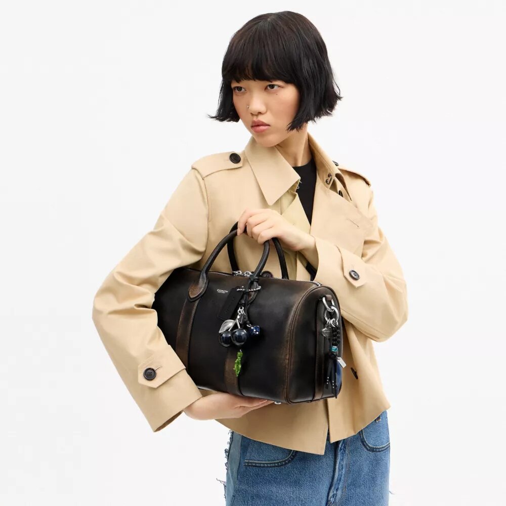Compass Bag 35 aus Used-Leder mit Anhängern