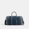 Compass-Tasche 35 aus regenerativem Baumwoll-Denim mit Anhängern
