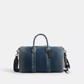 Compass-Tasche 35 aus regenerativem Baumwoll-Denim mit Anhängern