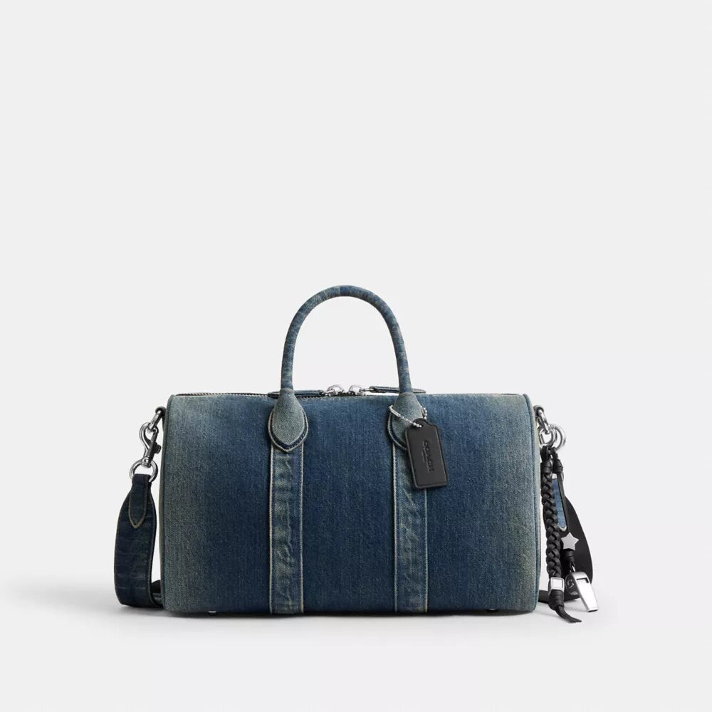 Compass-Tasche 35 aus regenerativem Baumwoll-Denim mit Anhängern