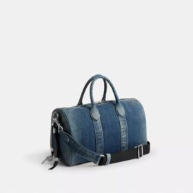 Compass-Tasche 35 aus regenerativem Baumwoll-Denim mit Anhängern