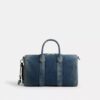 Compass-Tasche 35 aus regenerativem Baumwoll-Denim mit Anhängern