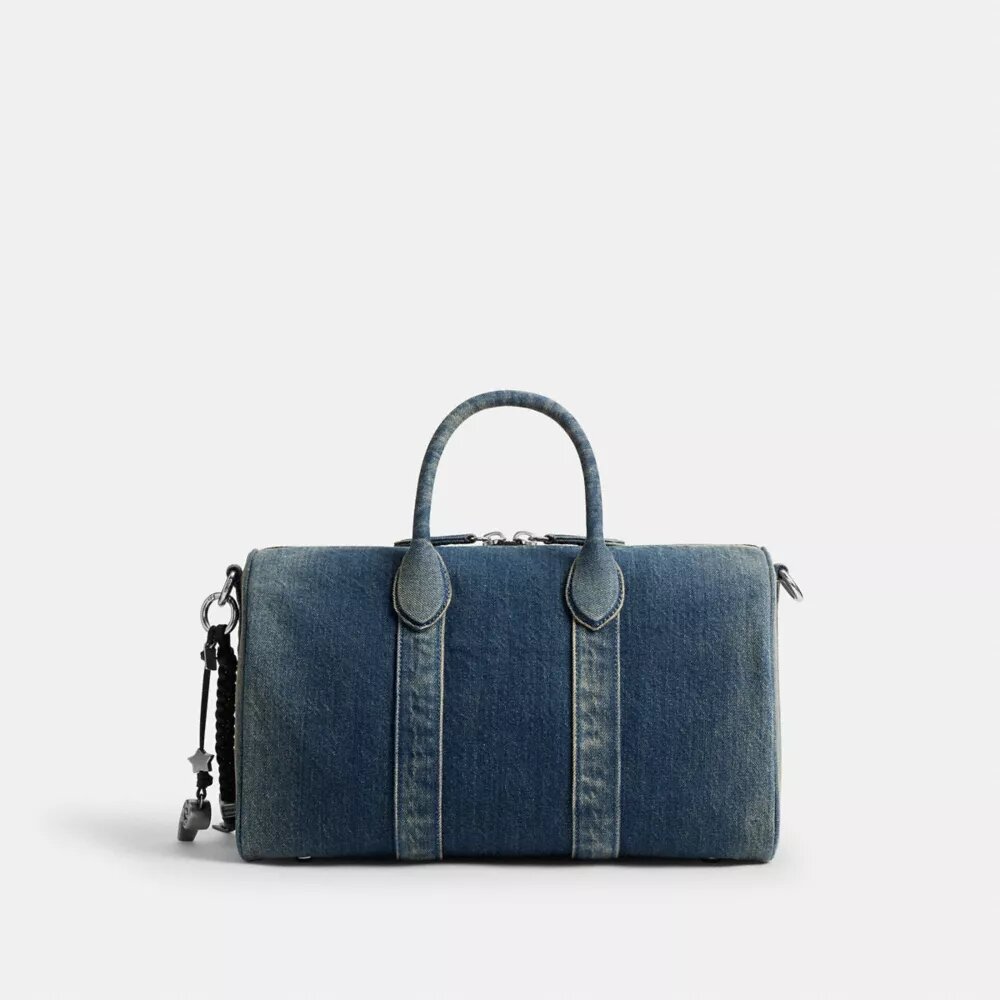 Compass-Tasche 35 aus regenerativem Baumwoll-Denim mit Anhängern