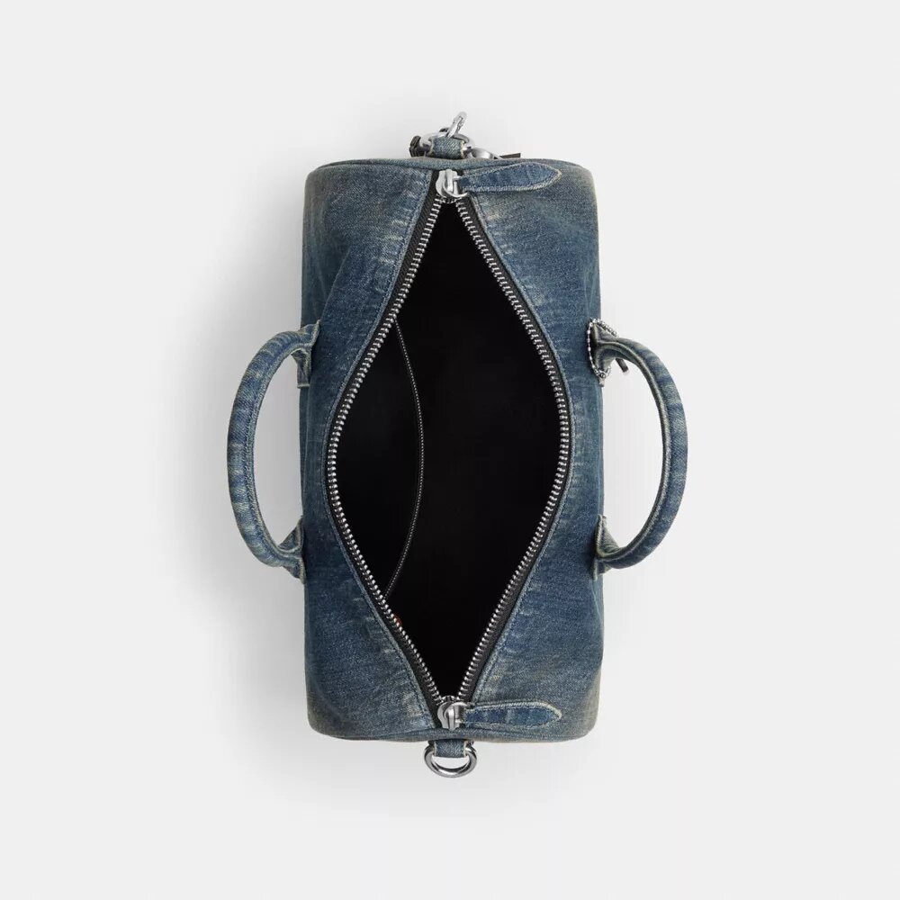 Compass-Tasche 35 aus regenerativem Baumwoll-Denim mit Anhängern