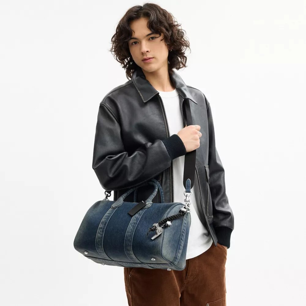 Compass-Tasche 35 aus regenerativem Baumwoll-Denim mit Anhängern