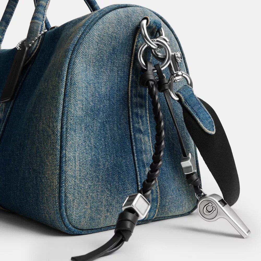 Compass-Tasche 35 aus regenerativem Baumwoll-Denim mit Anhängern