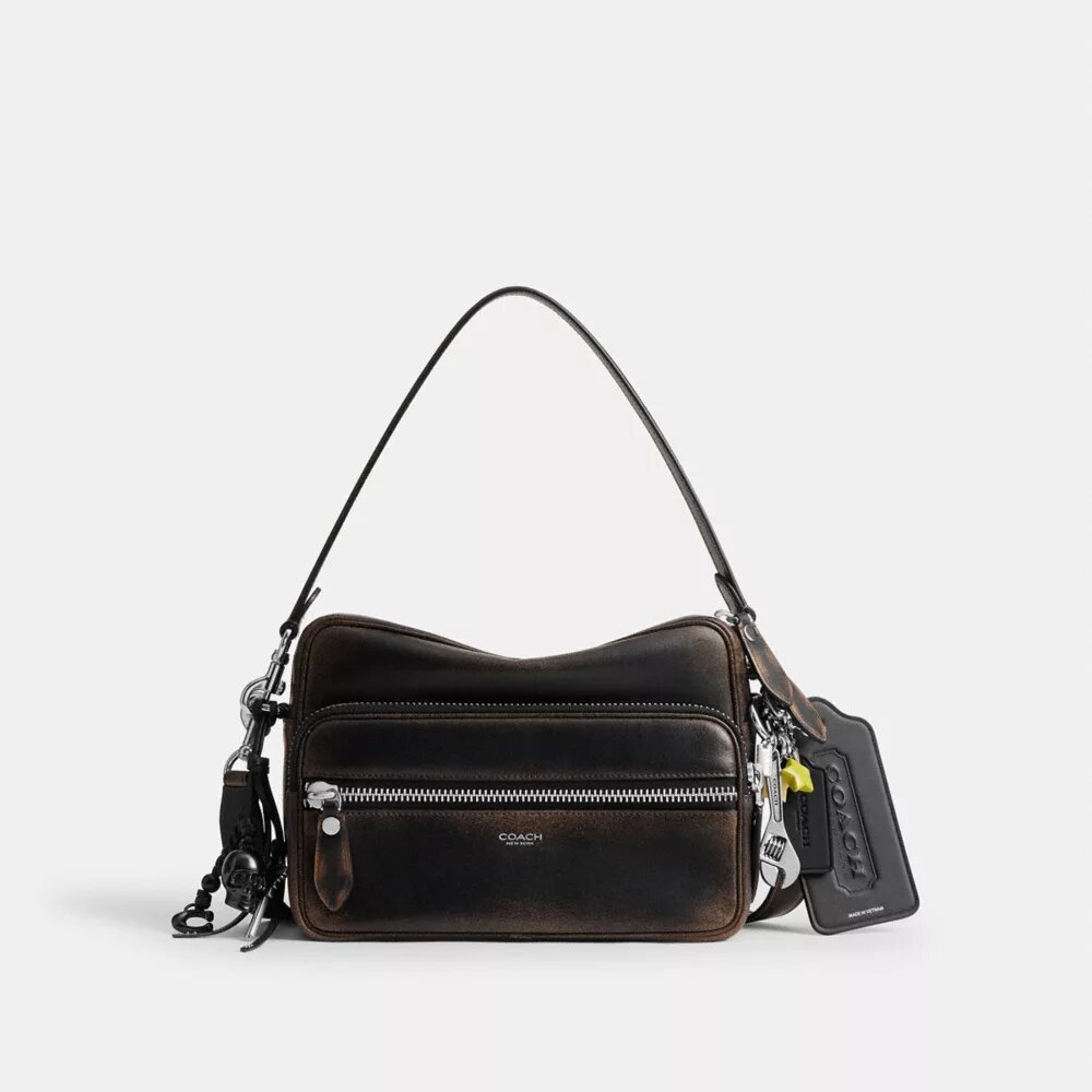 Dakota-Umhängetasche aus „Loved Leather“ mit Anhängern