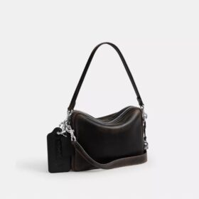 Dakota-Umhängetasche aus „Loved Leather“ mit Anhängern