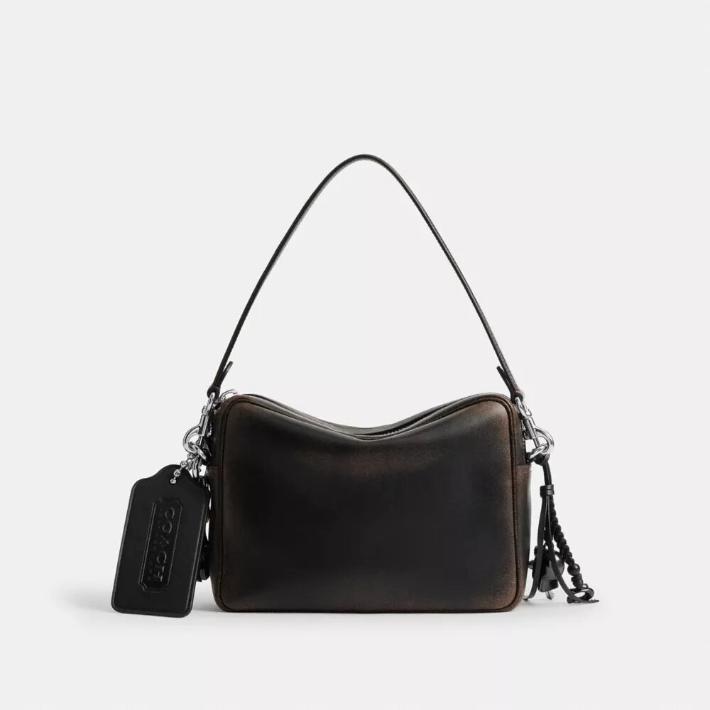 Dakota-Umhängetasche aus „Loved Leather“ mit Anhängern