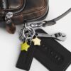 Dakota-Umhängetasche aus „Loved Leather“ mit Anhängern