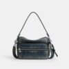 Dakota-Umhängetasche aus regenerativem Baumwoll-Denim mit Anhängern
