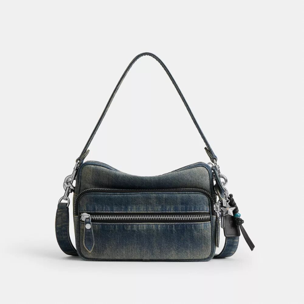 Dakota-Umhängetasche aus regenerativem Baumwoll-Denim mit Anhängern