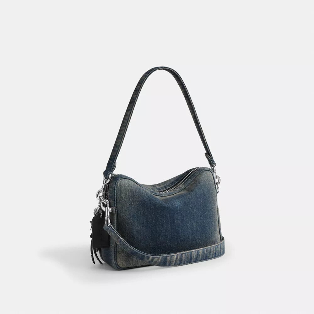 Dakota-Umhängetasche aus regenerativem Baumwoll-Denim mit Anhängern