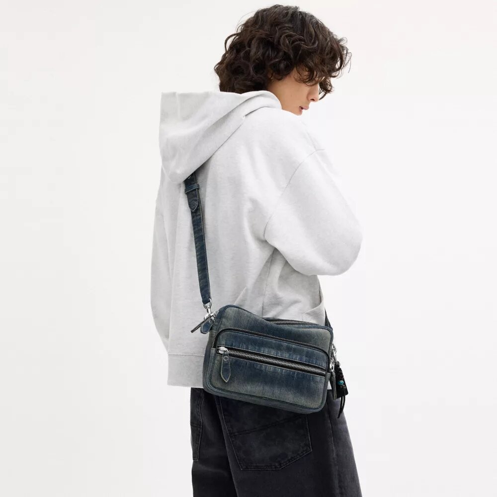 Dakota-Umhängetasche aus regenerativem Baumwoll-Denim mit Anhängern