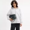 Dakota-Umhängetasche aus regenerativem Baumwoll-Denim mit Anhängern
