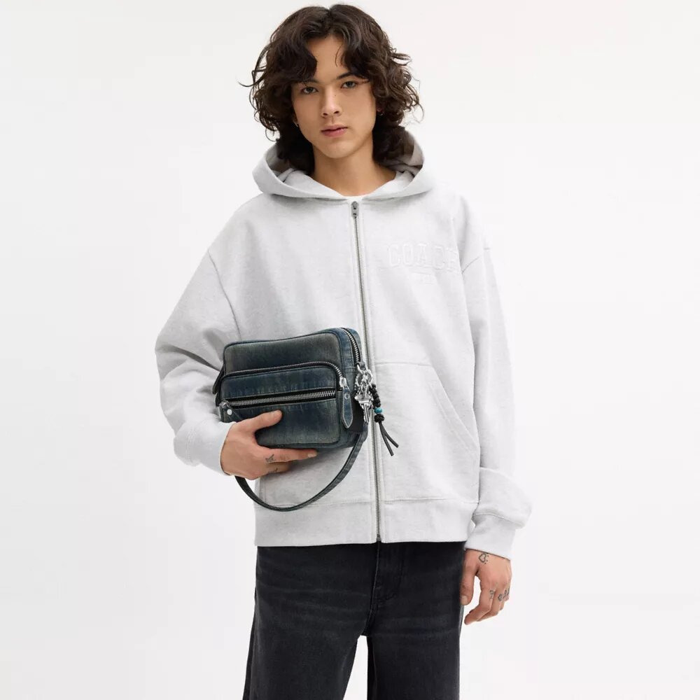 Dakota-Umhängetasche aus regenerativem Baumwoll-Denim mit Anhängern