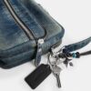Dakota-Umhängetasche aus regenerativem Baumwoll-Denim mit Anhängern