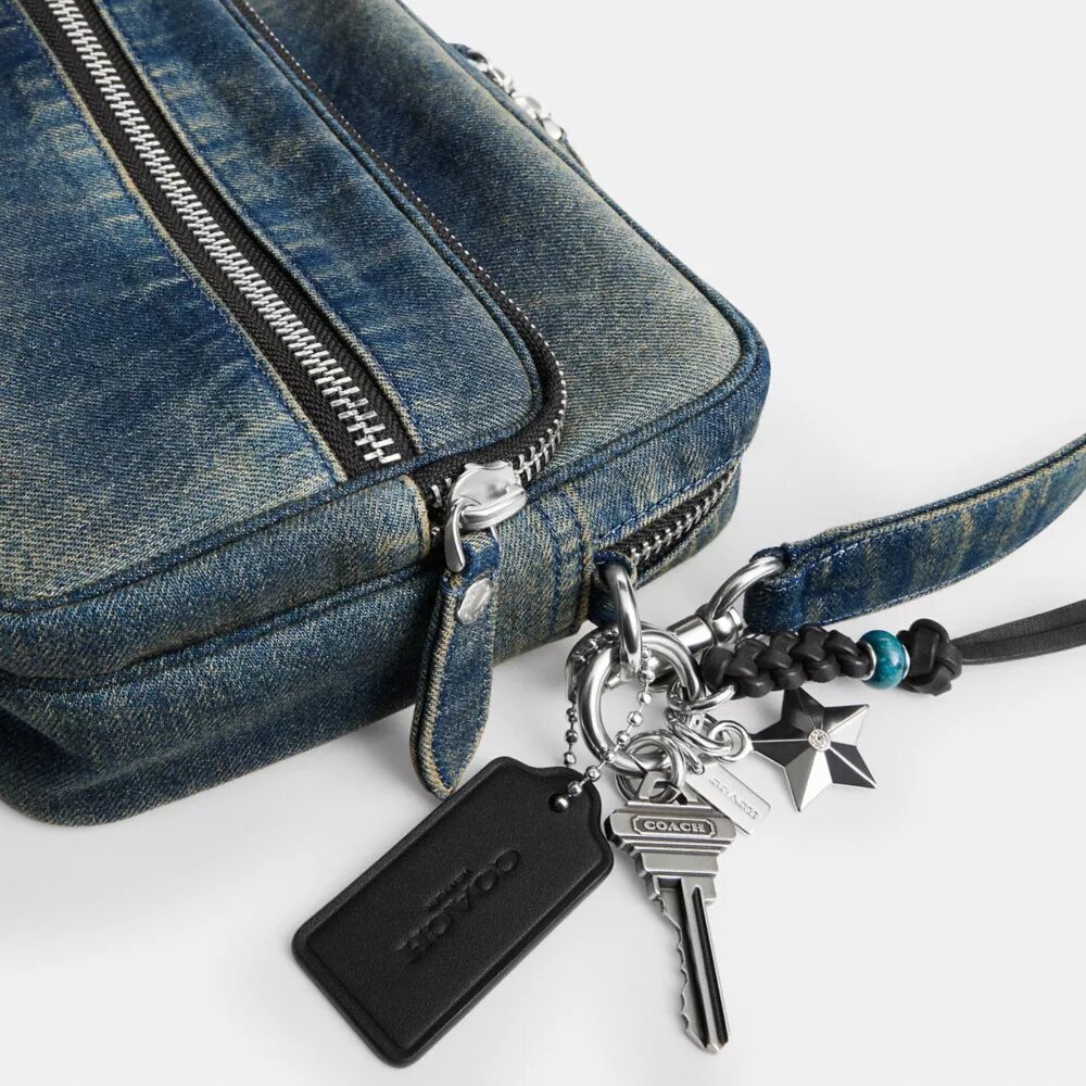 Dakota-Umhängetasche aus regenerativem Baumwoll-Denim mit Anhängern