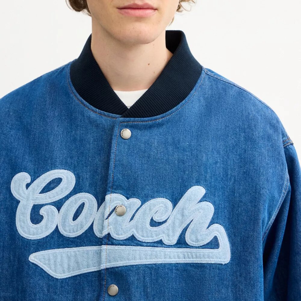 Denim-Varsity-Jacke aus Bio-Baumwolle