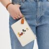 Disney X Coach Essential Small Handgelenktasche aus regenerativem Leder mit Mickey Mouse