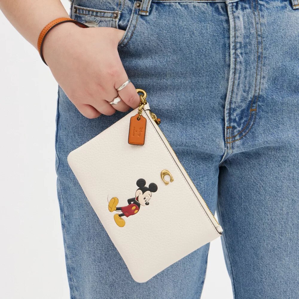 Disney X Coach Essential Small Handgelenktasche aus regenerativem Leder mit Mickey Mouse