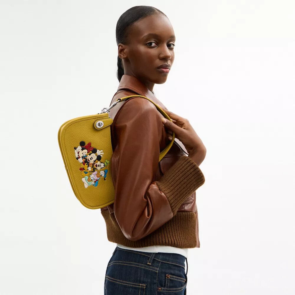 Disney X Coach Swinger-Tasche aus regenerativem Leder mit Mickey Mouse und Freunden
