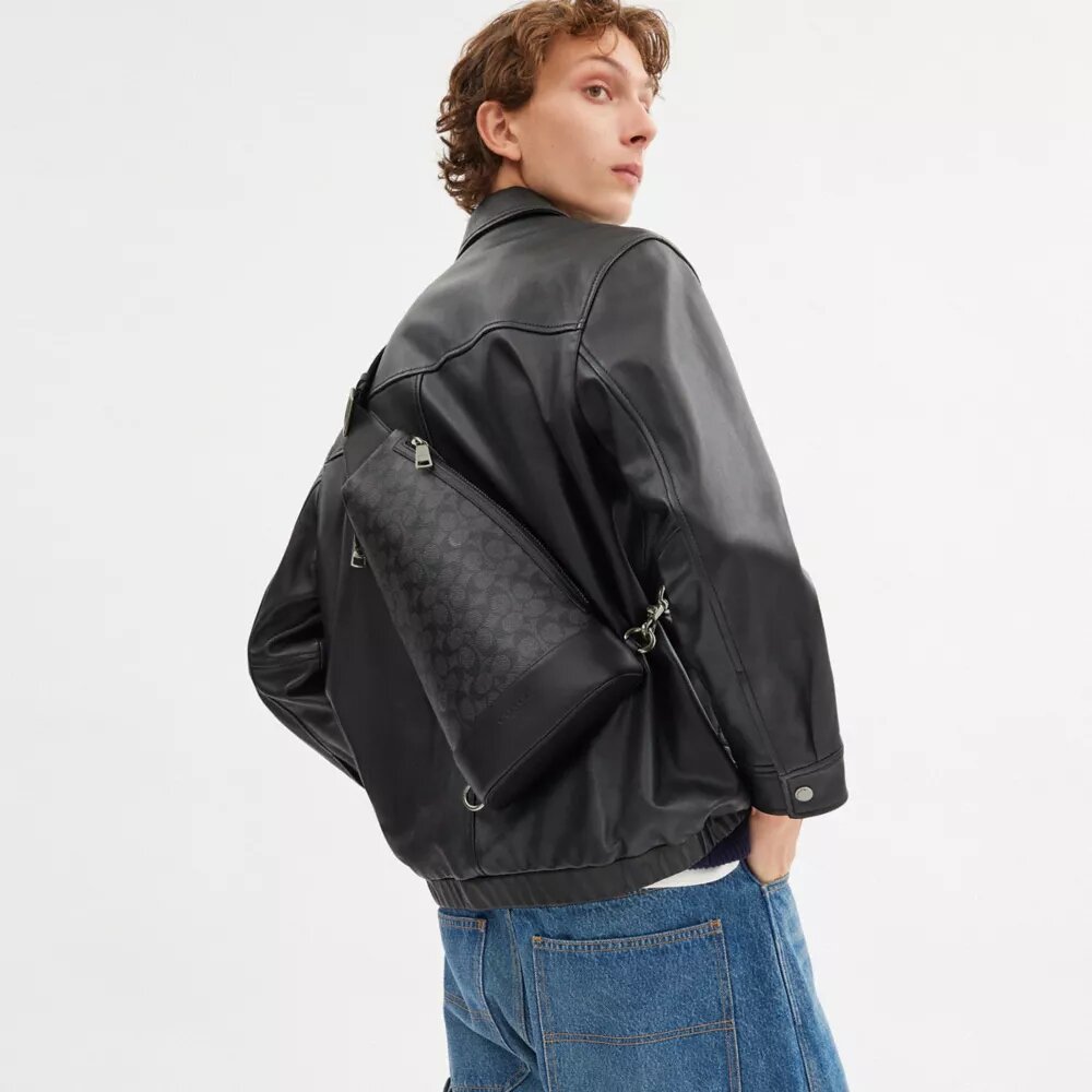 Dominic Sling Pack aus Signature Canvas