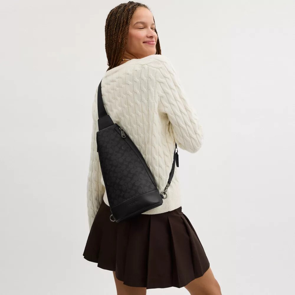 Dominic Sling Pack aus Signature Canvas