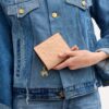 Druckknopf-Geldbörse aus Signature-Leder mit Anhänger
