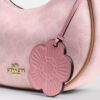 Emily-Schultertasche aus Signature Canvas mit Anhängern