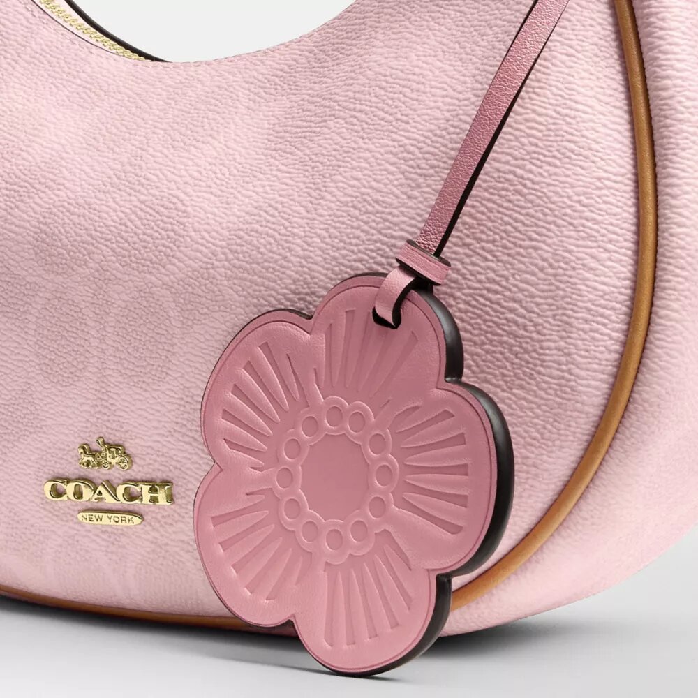 Emily-Schultertasche aus Signature Canvas mit Anhängern