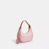 Emily-Schultertasche aus Signature Canvas mit Anhängern