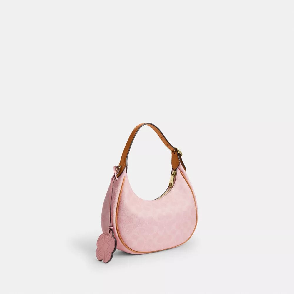 Emily-Schultertasche aus Signature Canvas mit Anhängern