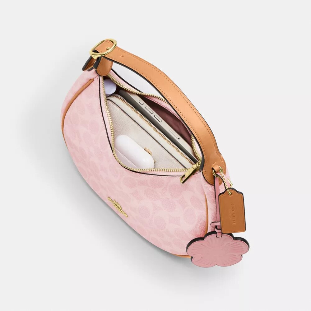 Emily-Schultertasche aus Signature Canvas mit Anhängern