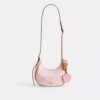 Emily-Schultertasche aus Signature Canvas mit Anhängern