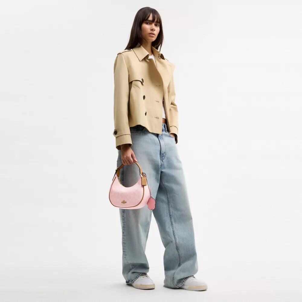 Emily-Schultertasche aus Signature Canvas mit Anhängern
