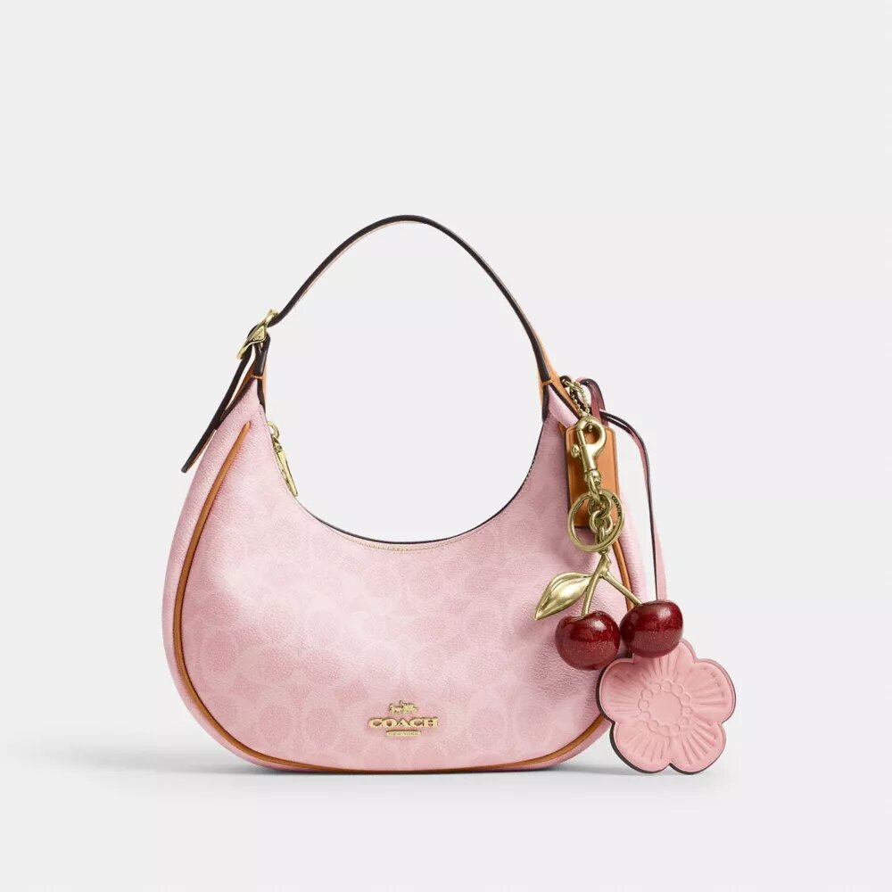 Emily-Schultertasche aus Signature Canvas mit Anhängern