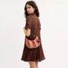 Emily-Schultertasche mit Anhänger