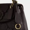 Emory-Handtasche mit Tragegriff und Blumenapplikation