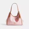 Erin-Schultertasche aus Signature Canvas mit Anhängern